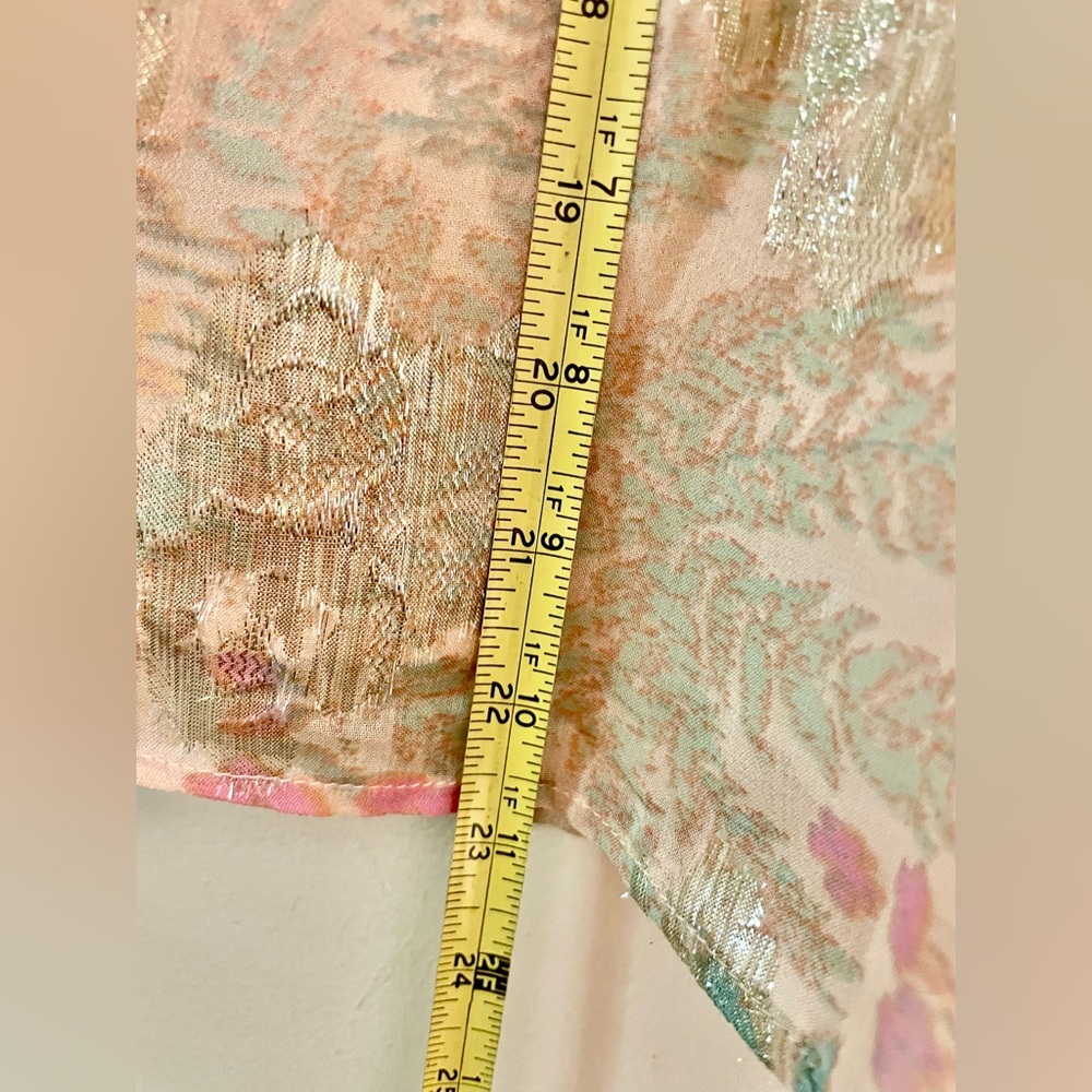 LOFT Shimmer Floral Pastel Top
SIZE MEDIUM **LIKE NEW** - Picture 14 of 16